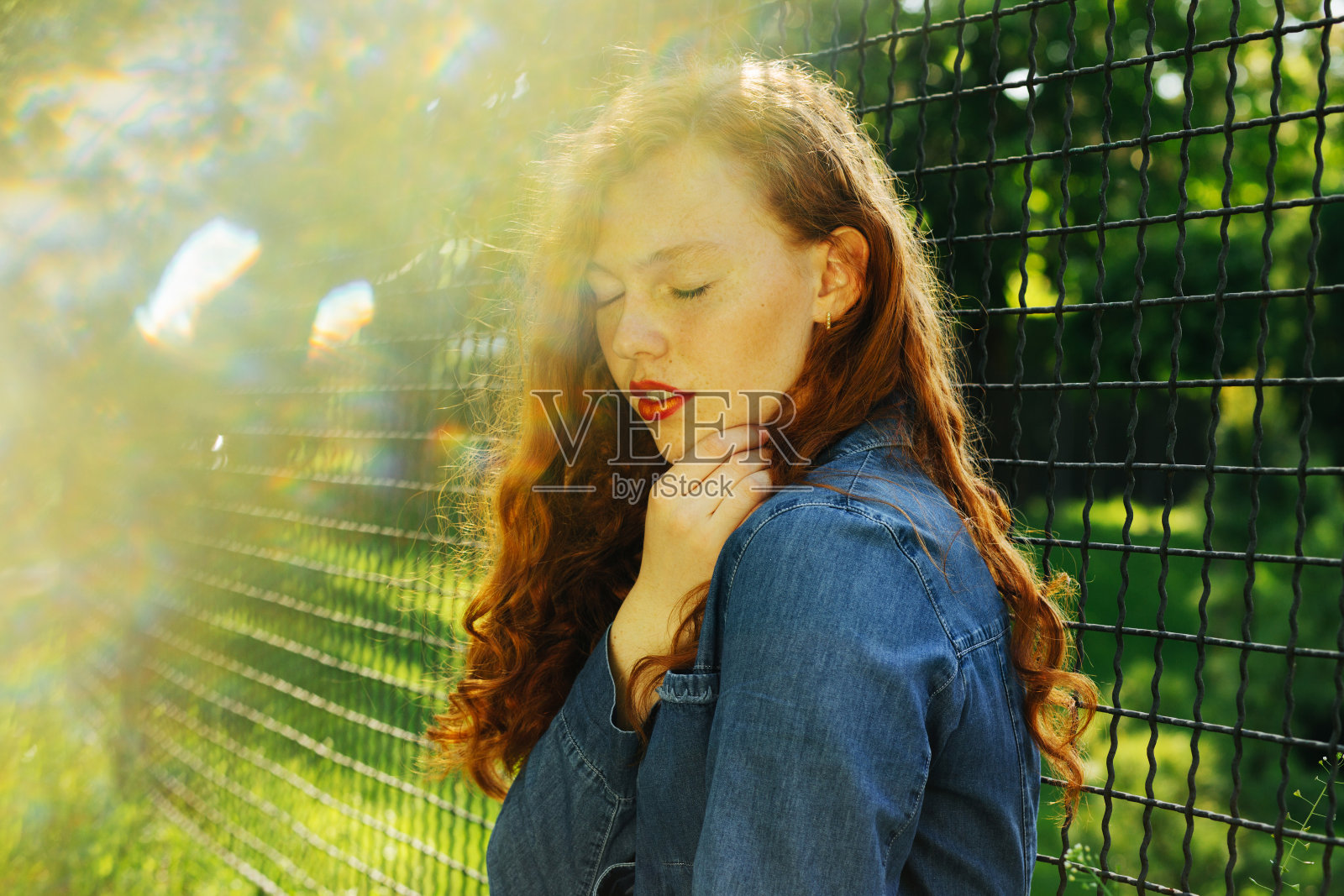 迷人的红头发年轻模特在阳光下的街头肖像。空的空间照片摄影图片