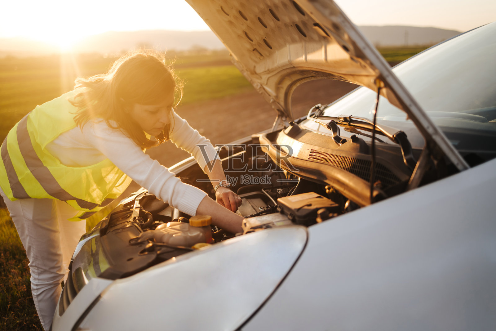 汽车在公路上抛锚了照片摄影图片