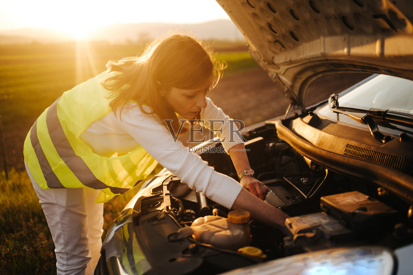 汽车在公路上抛锚了照片摄影图片