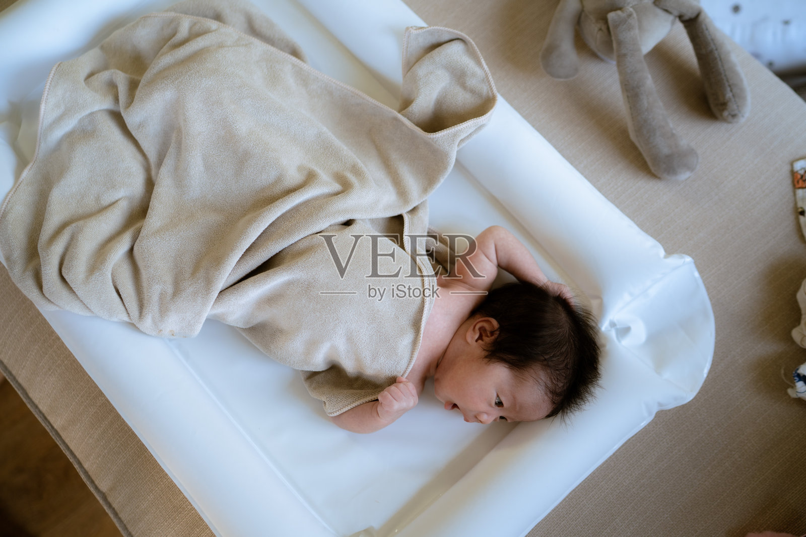 亚洲婴儿在家睡觉，新生和新的生活理念。照片摄影图片