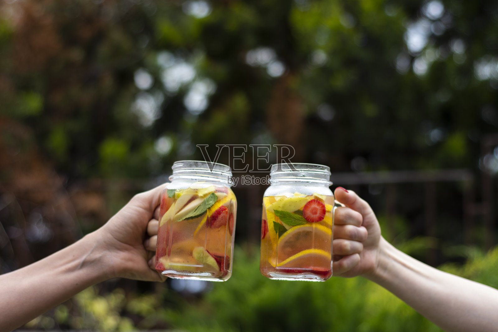 用解毒饮料为健康干杯。照片摄影图片