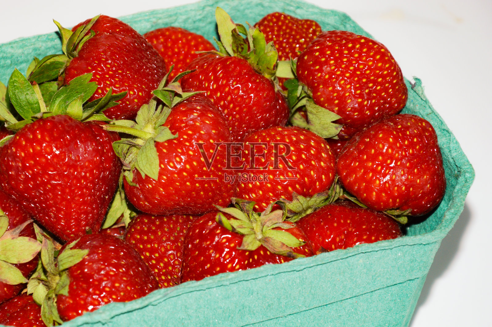 成熟多汁的草莓。红色的浆果。夏天的水果。设计背景。照片摄影图片