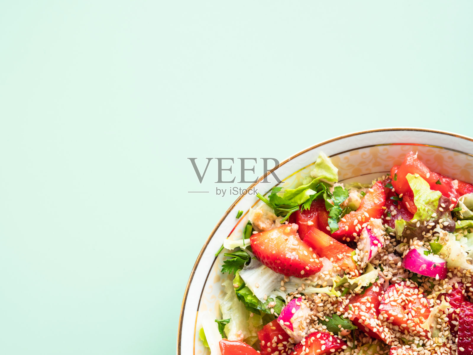 新鲜的夏季健康纤维蛋白维生素沙拉碗与草莓，莴苣，金枪鱼，西红柿照片摄影图片