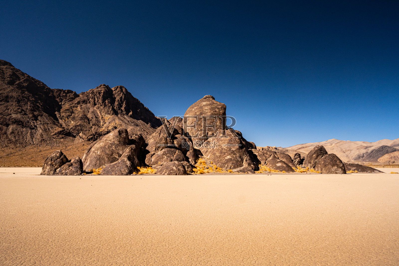 低角度的赛马场盐湖和大看台照片摄影图片
