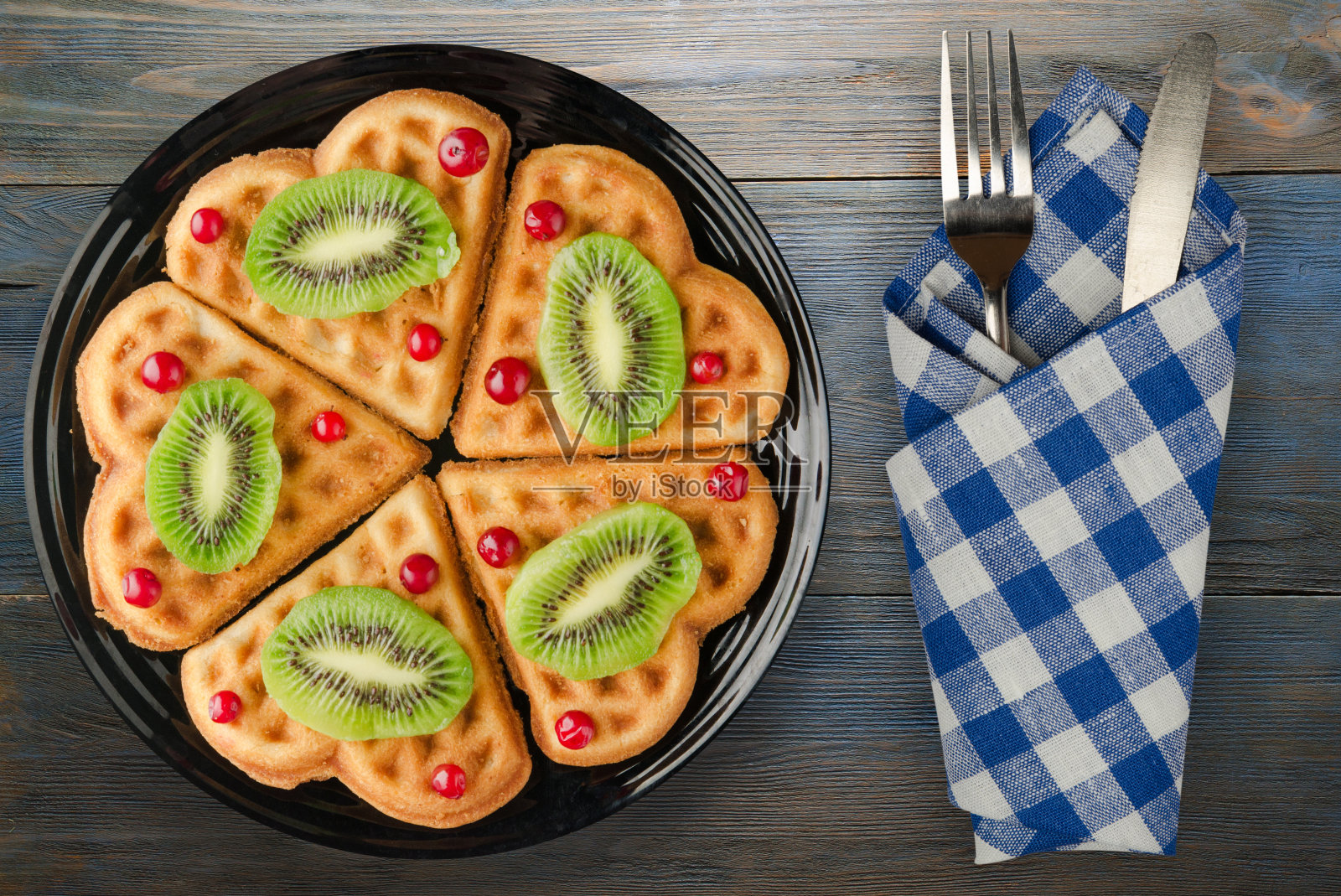 蛋糕和水果的甜点葡萄，猕猴桃，石榴的一个木制照片摄影图片