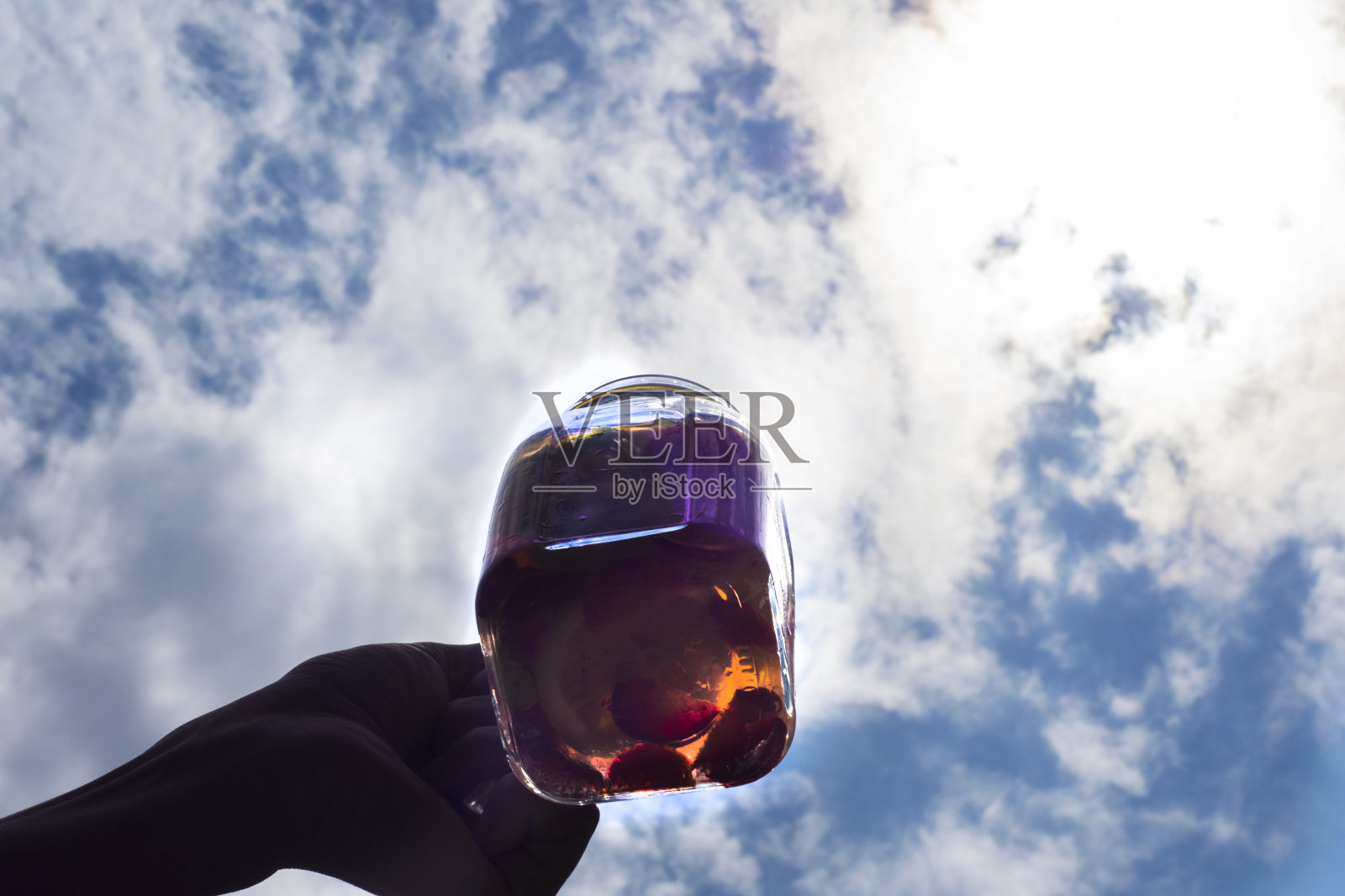 以蓝天为背景的排毒饮料。照片摄影图片