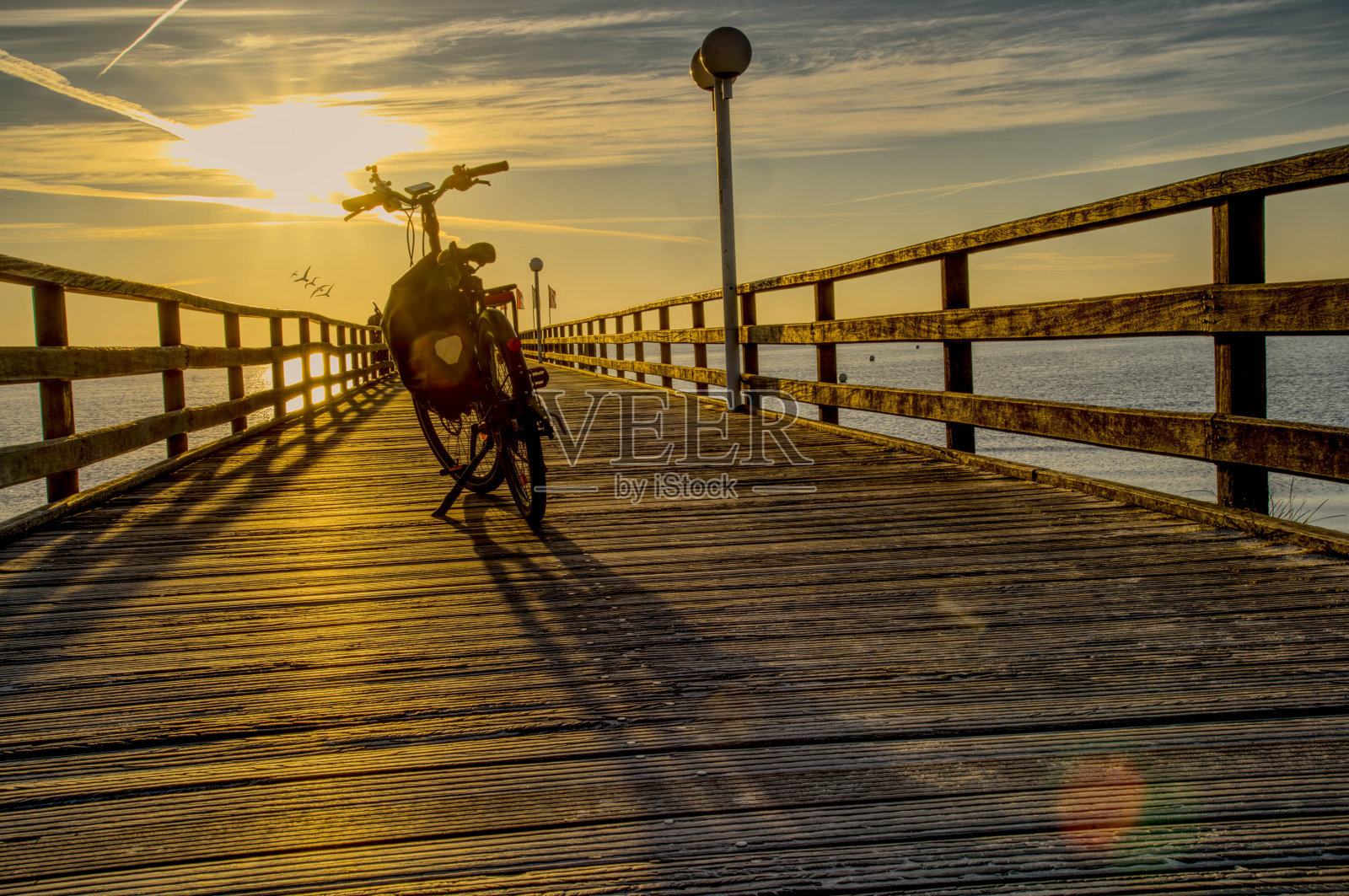 在通往德国波罗的海的码头上的晨光中，抽象的黑色和白色照片摄影图片