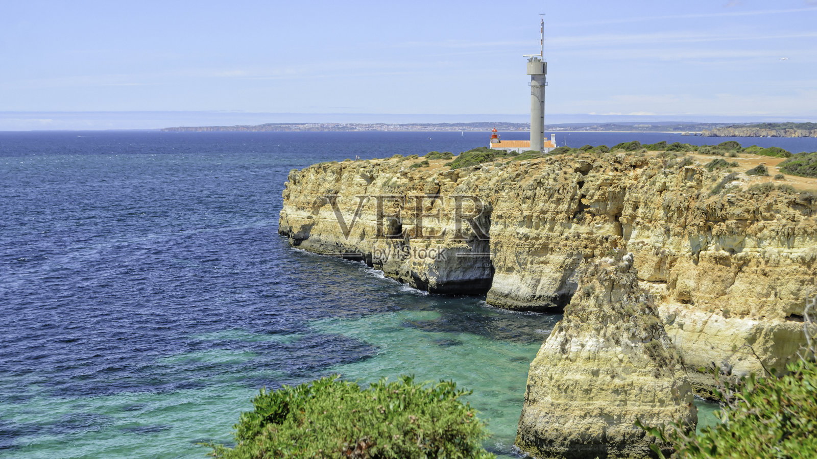 海上礁石上的灯塔照片摄影图片