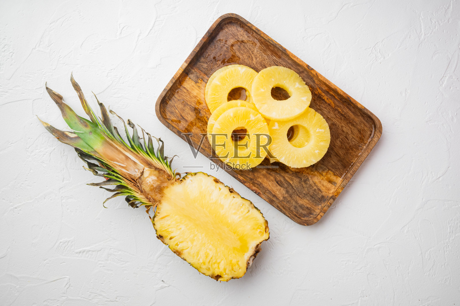 菠萝切，在白石桌上作背景，顶景平铺照片摄影图片