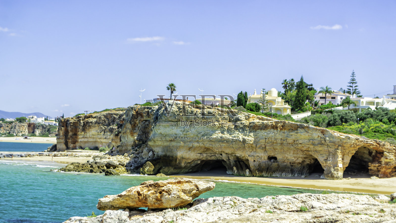 海岸上有岩洞的岩层照片摄影图片