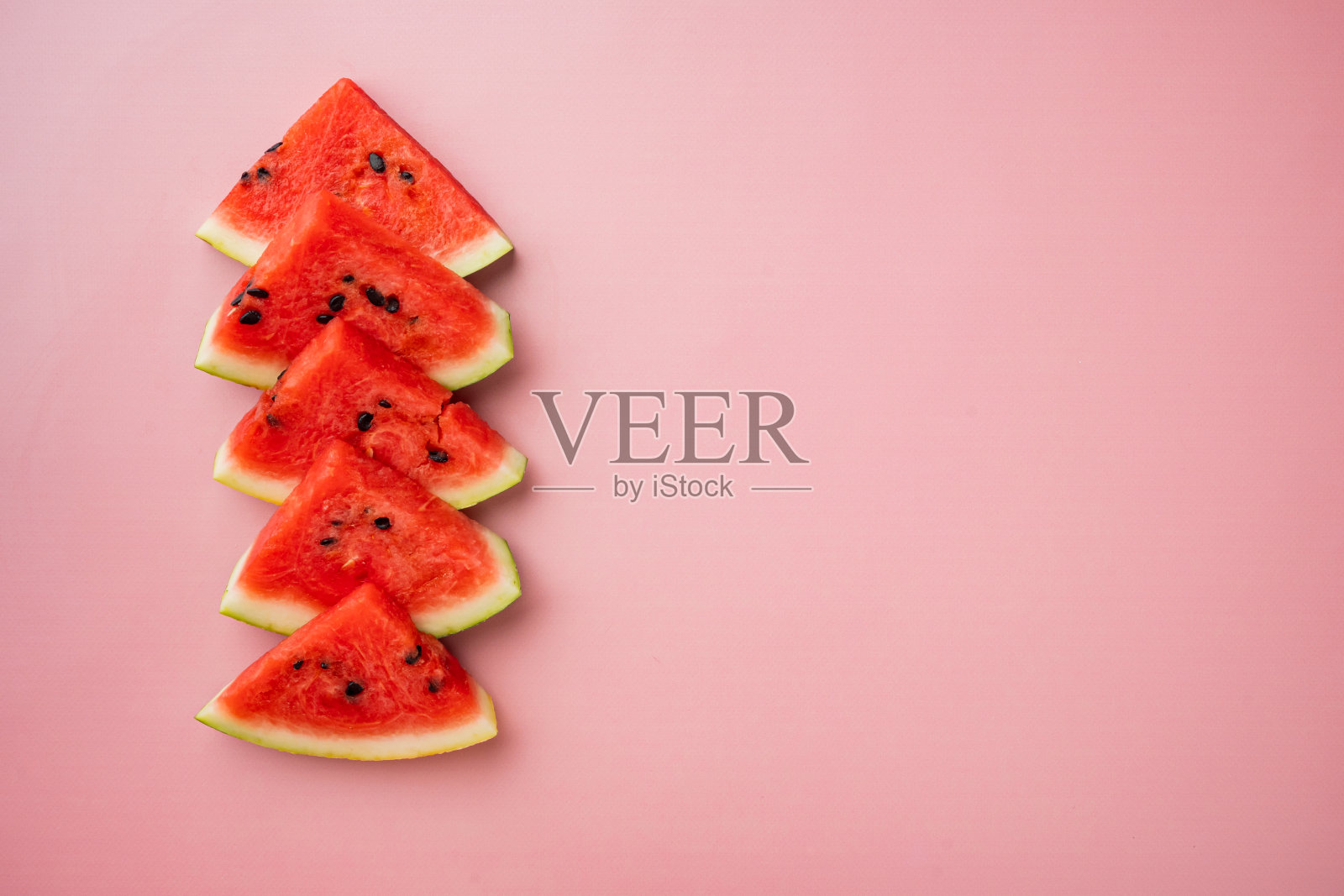 新鲜切开的西瓜，在粉红色纹理的夏季背景，俯视图平铺，与文本的复制空间照片摄影图片