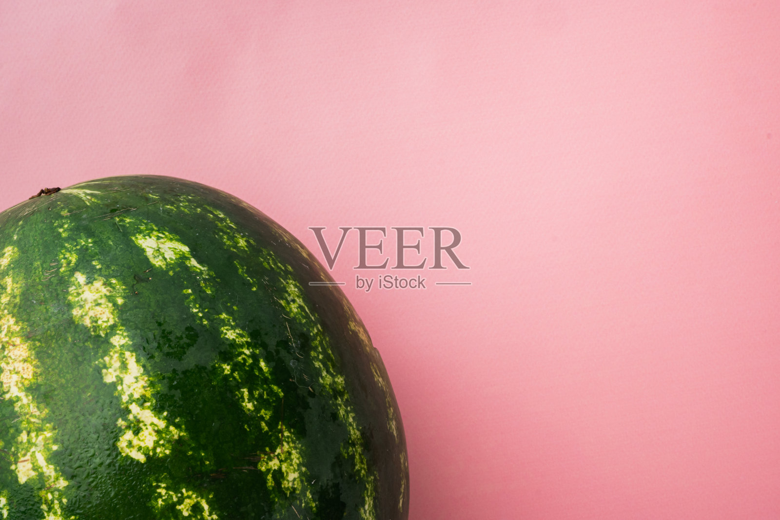 单西瓜，粉红色纹理的夏季背景，与文本的复制空间照片摄影图片