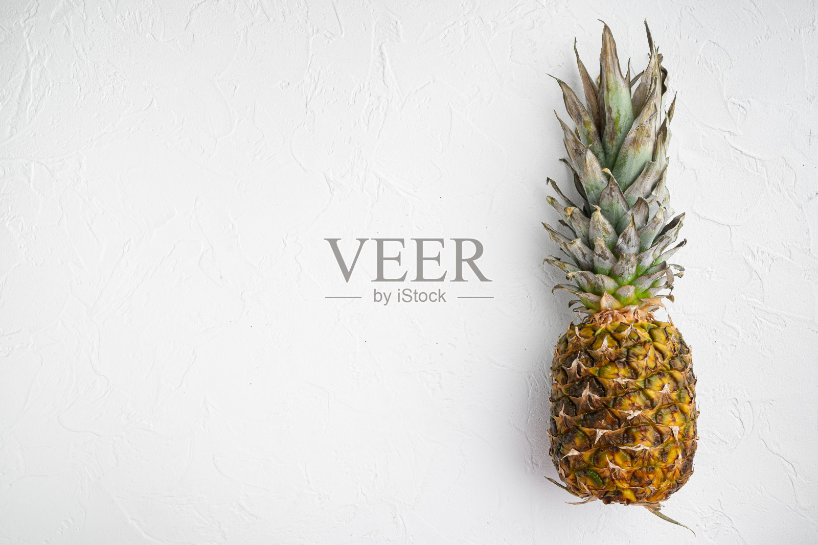 菠萝热带水果，白石桌背景，俯视图平铺，与文本复制空间照片摄影图片