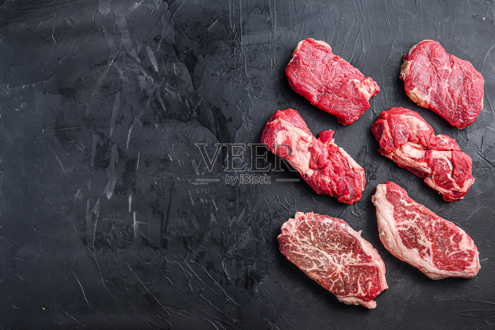 生牛肉切与顶部刀片，夹肉卷和臀部牛排，俯视图，文字空间。照片摄影图片