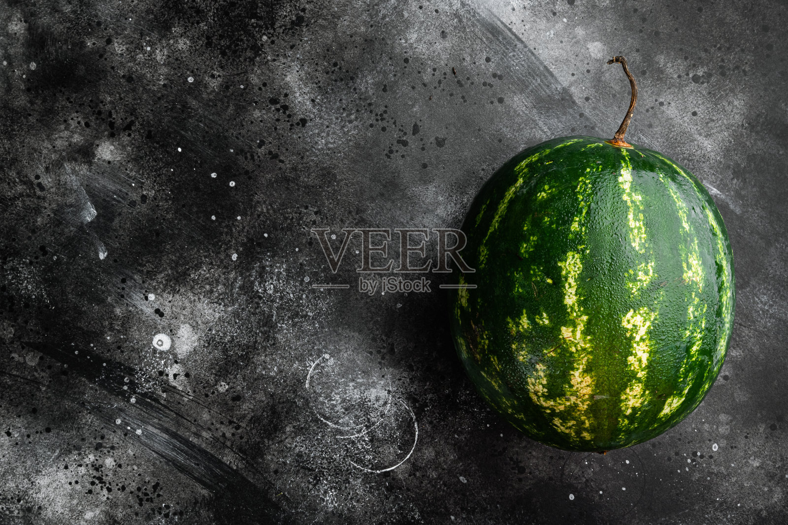 有机西瓜，在黑色的深色石头桌子背景，与文本复制空间照片摄影图片