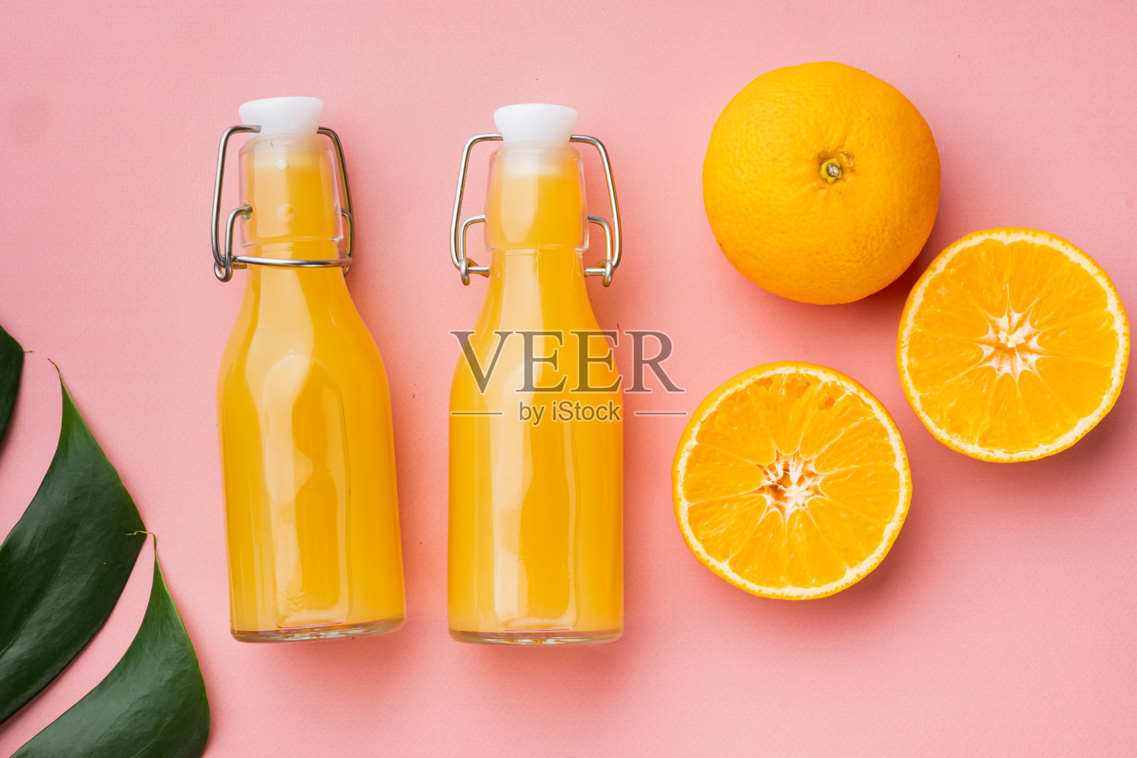 橙汁，粉红色纹理的夏季背景，俯视图平坦lay照片摄影图片