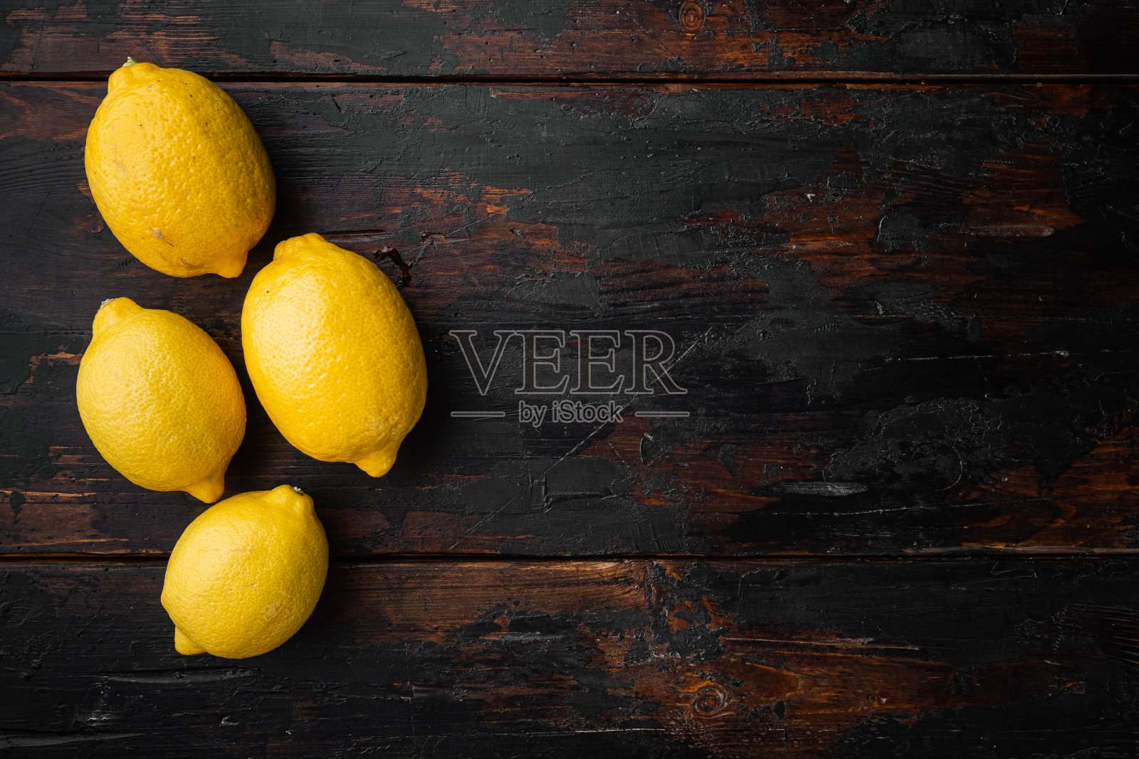 柠檬整体，在旧的深色木桌背景，与文本复制空间照片摄影图片