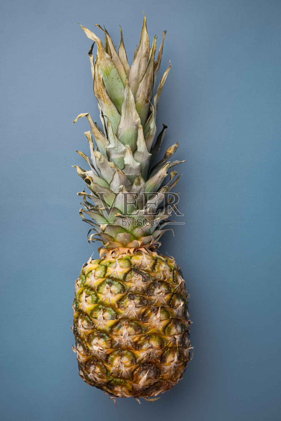 夏威夷菠萝，在蓝色纹理的夏季背景，俯视图平坦lay照片摄影图片