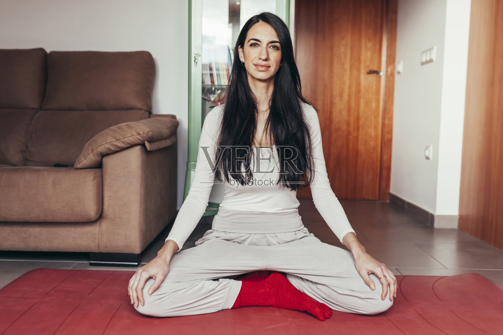 瑜伽修行者女人在家冥想照片摄影图片