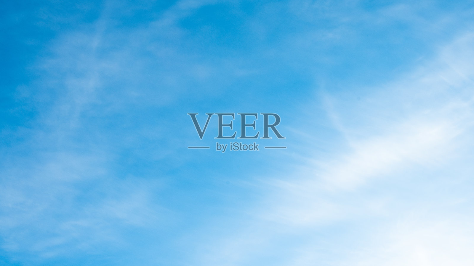 晴朗的蓝天和多云的薄雾照片摄影图片