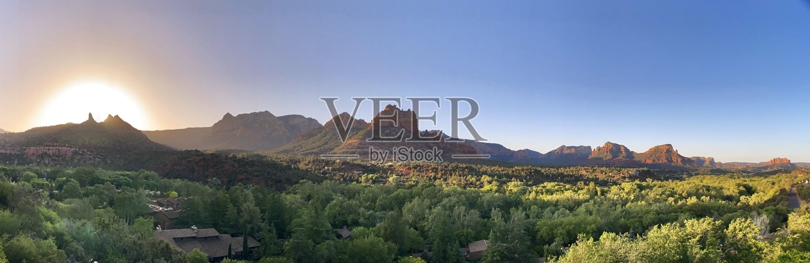 日落时塞多纳山谷的红色岩石照片摄影图片