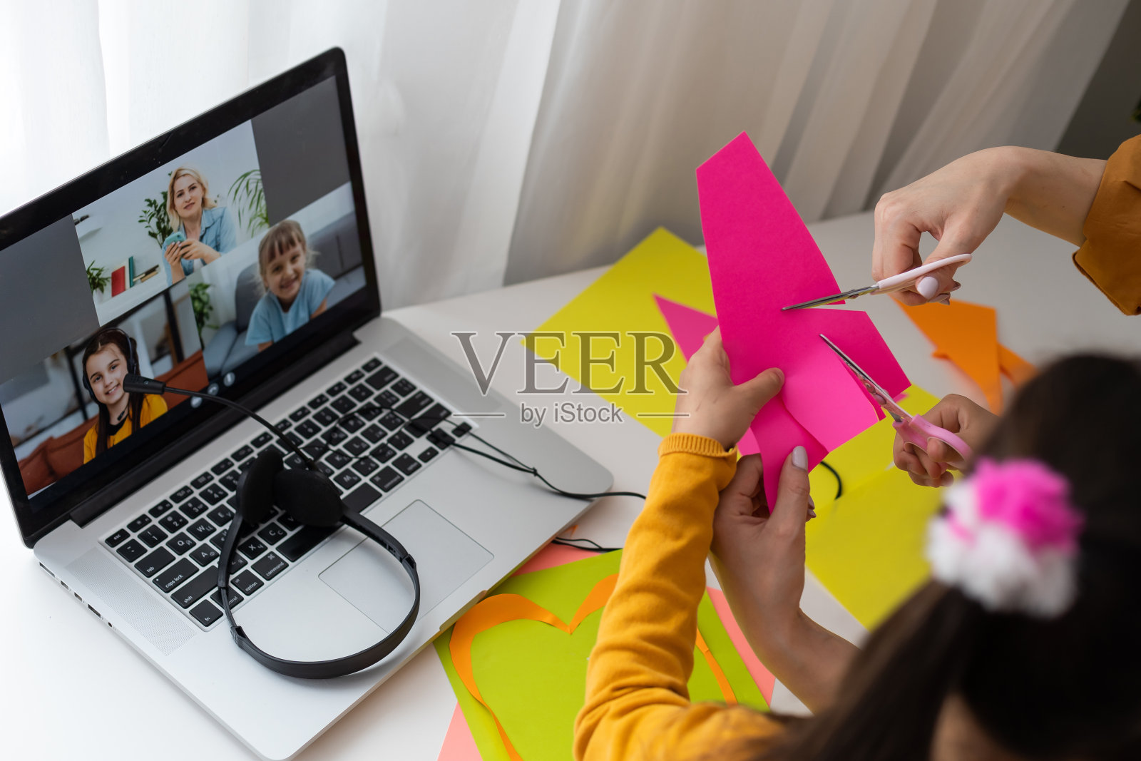 儿童在线教育。母亲和女儿的学前观看视频课打电话聊天创意课程美术在家里使用lapott。照片摄影图片