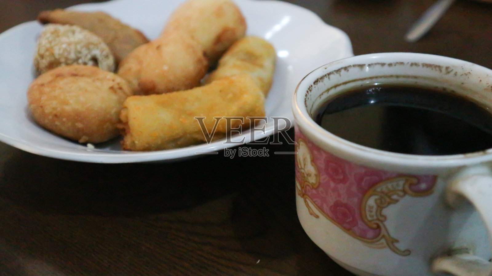 蛋糕和咖啡在白色盘子里照片摄影图片