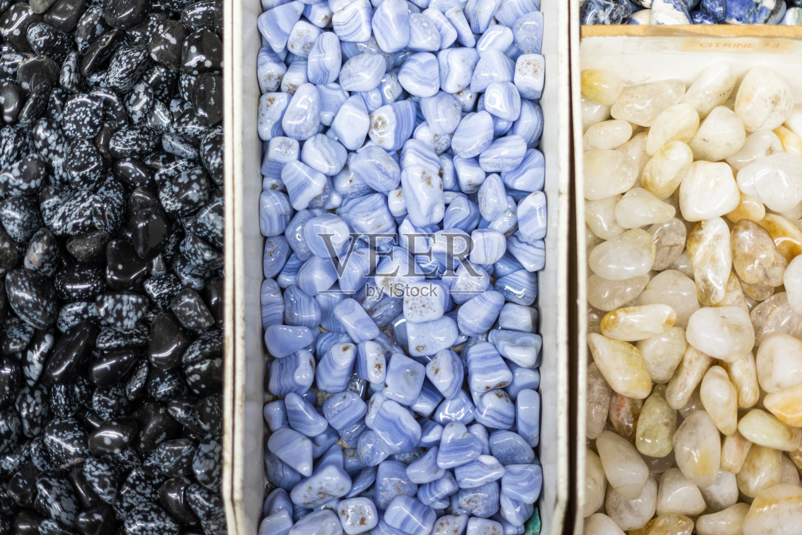 彩色岩石碎片在岩石商店出售照片摄影图片