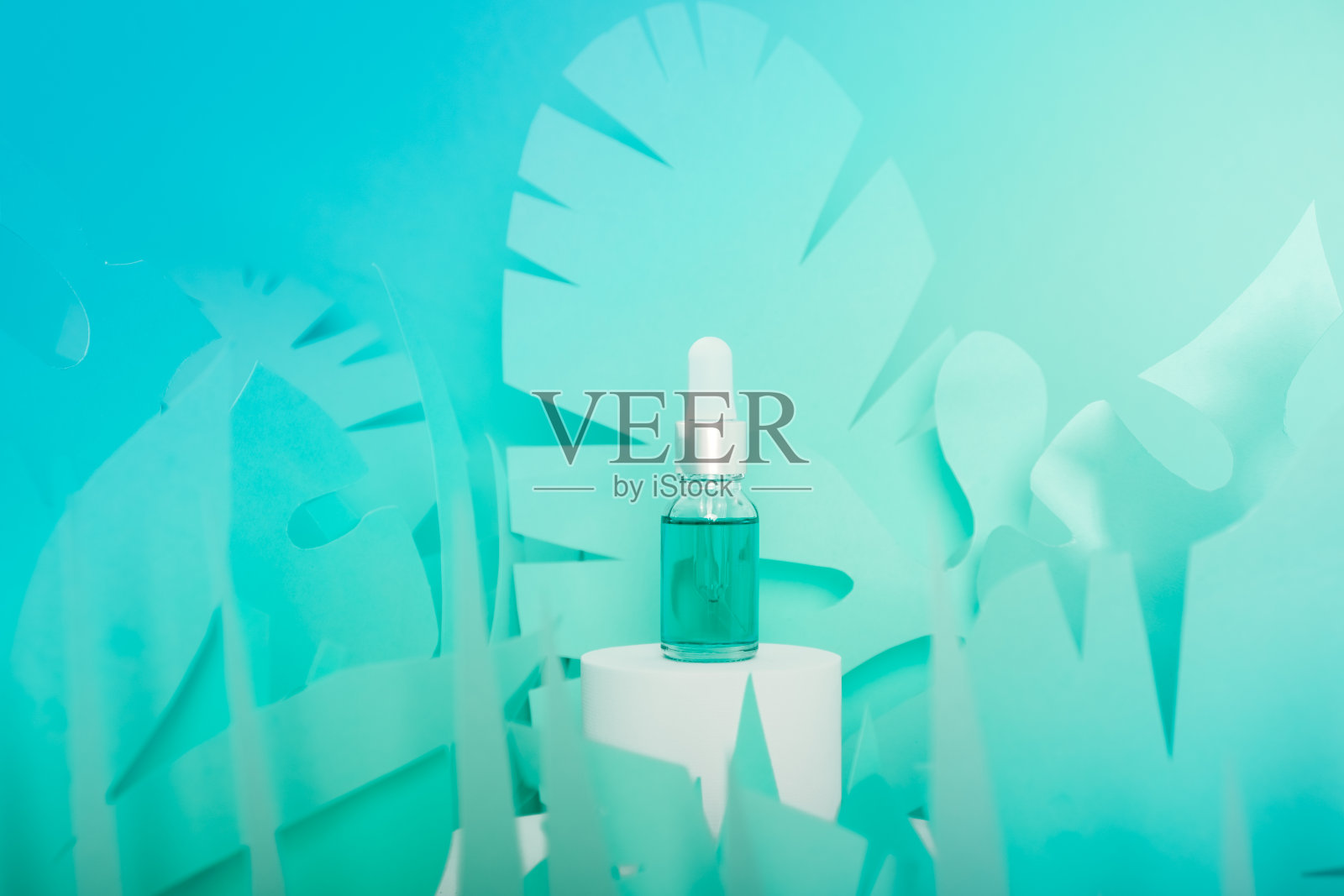 滴管式玻璃瓶和吸管放在白色讲台上。透明透明的天然美容矿物质和生态血清护肤理念。照片摄影图片