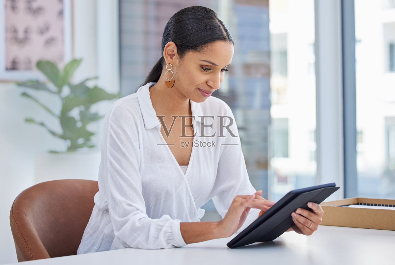 这是一位女商人在现代办公室里使用平板电脑的照片照片摄影图片