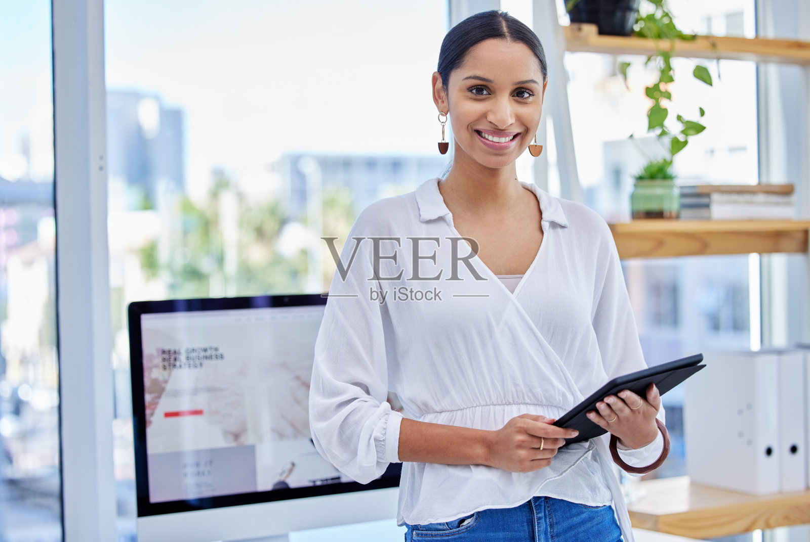 这是一位女商人在现代办公室里使用平板电脑的照片照片摄影图片