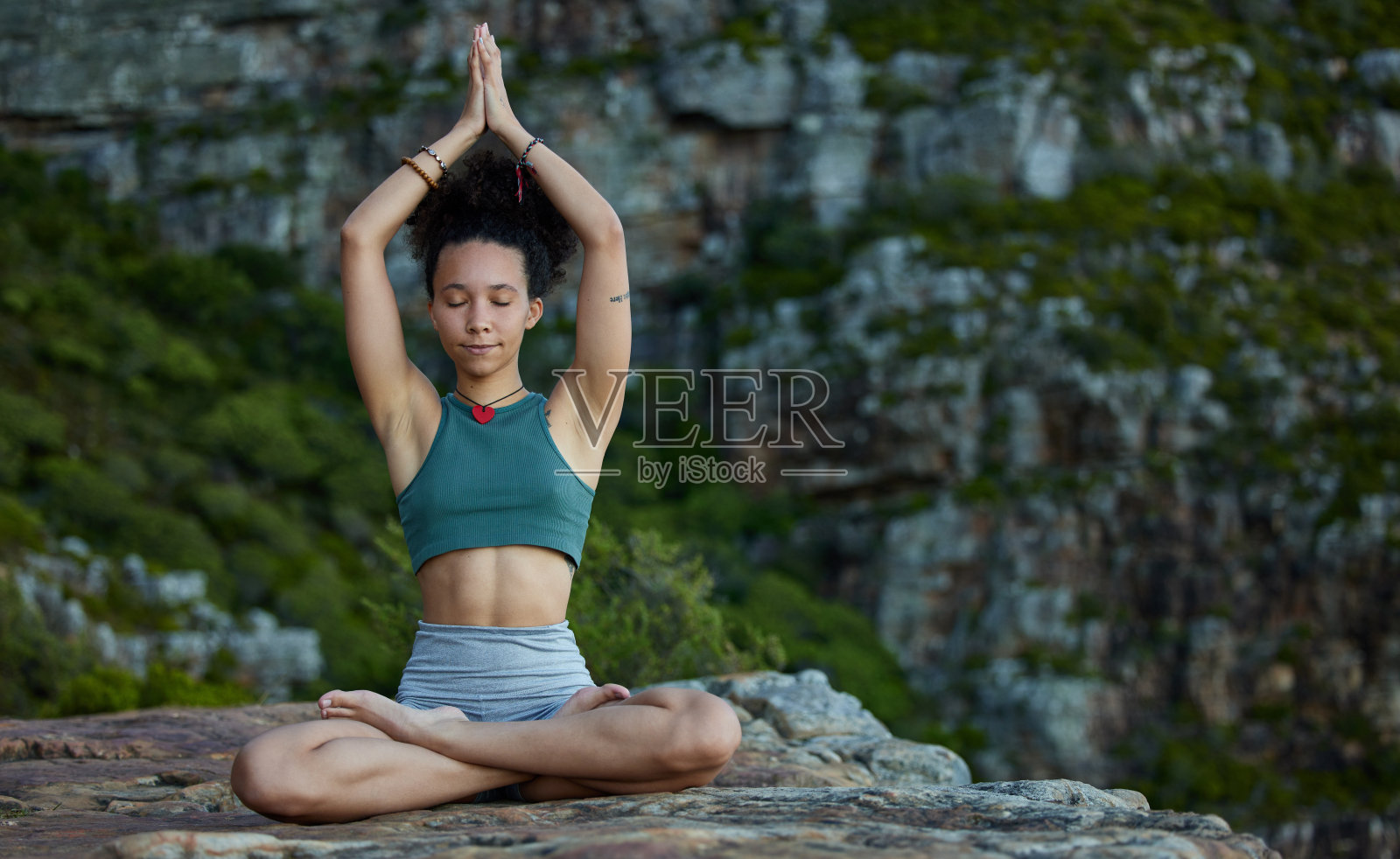 一个年轻女子在山里冥想的照片照片摄影图片