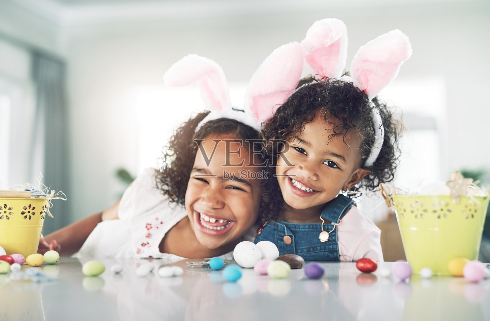 两姐妹在家里一起玩的照片照片摄影图片