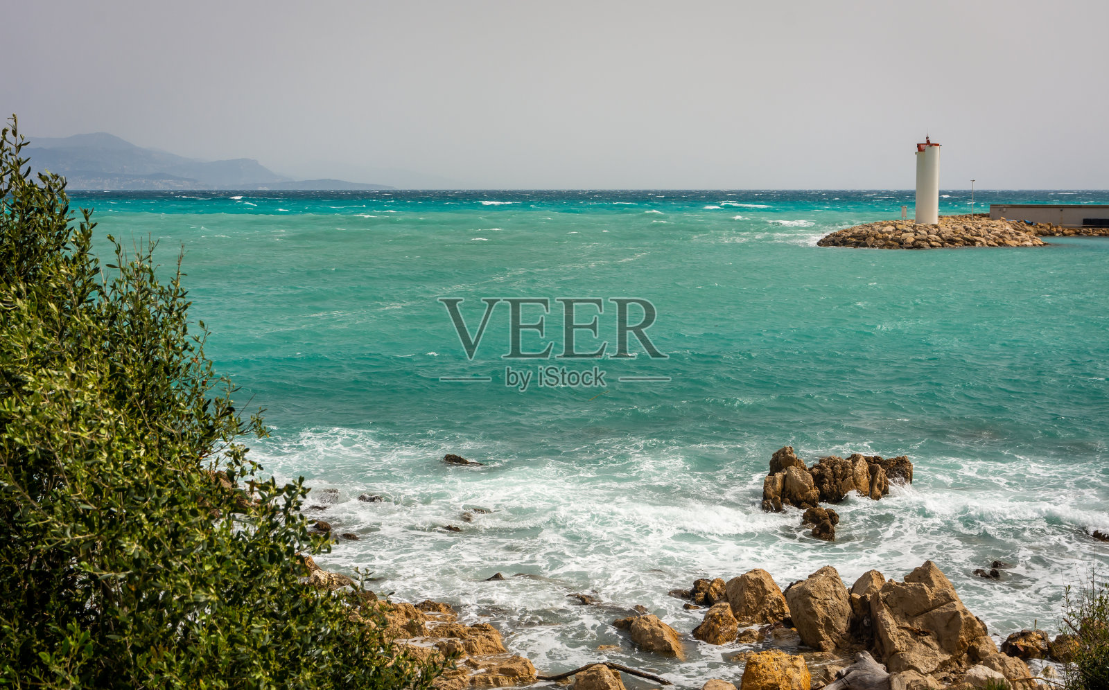 灯塔在昂蒂布沿海城市，在Côte d'Azur，法国照片摄影图片