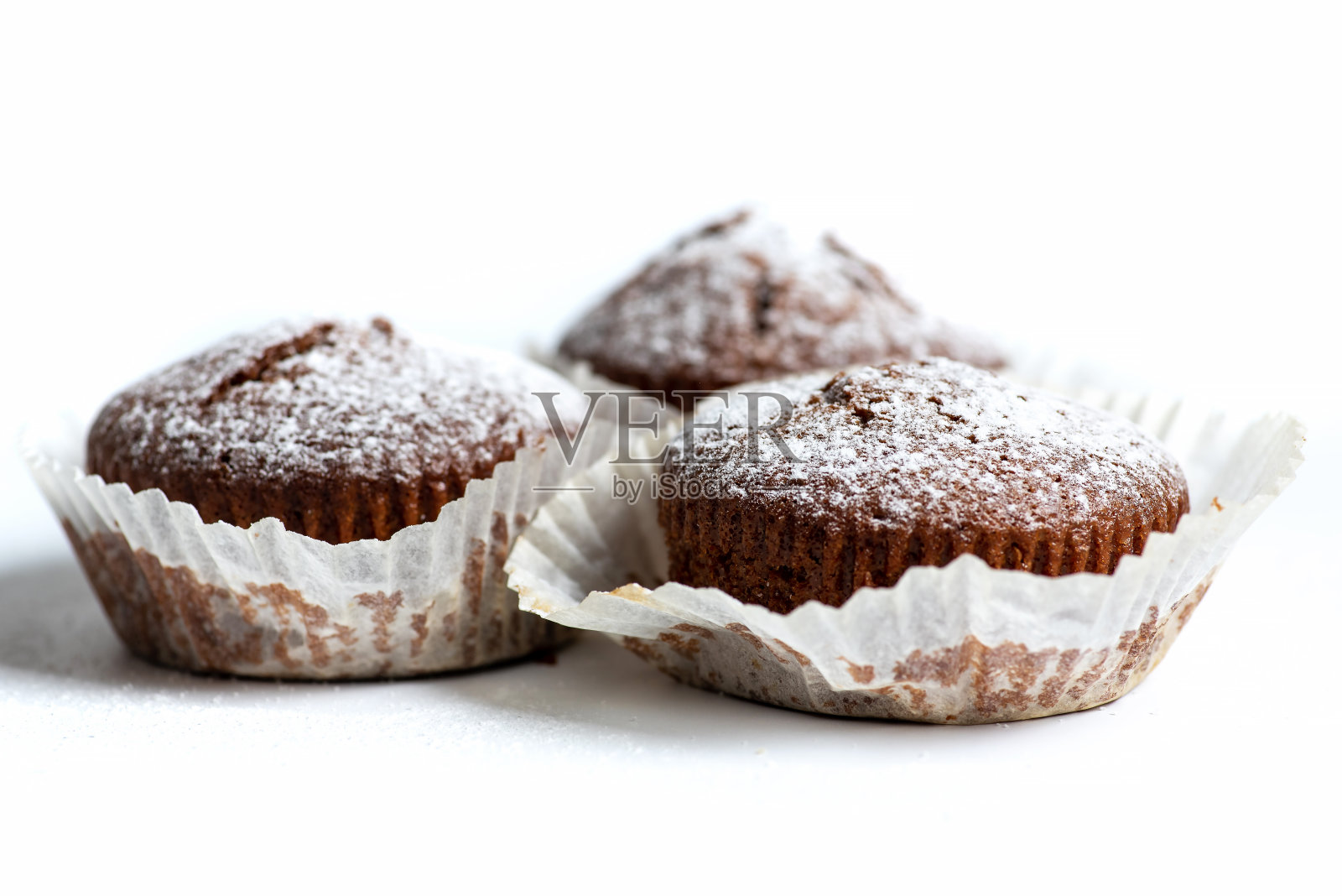 纸杯蛋糕里的巧克力松饼，白色背景上是巧克力奶油照片摄影图片