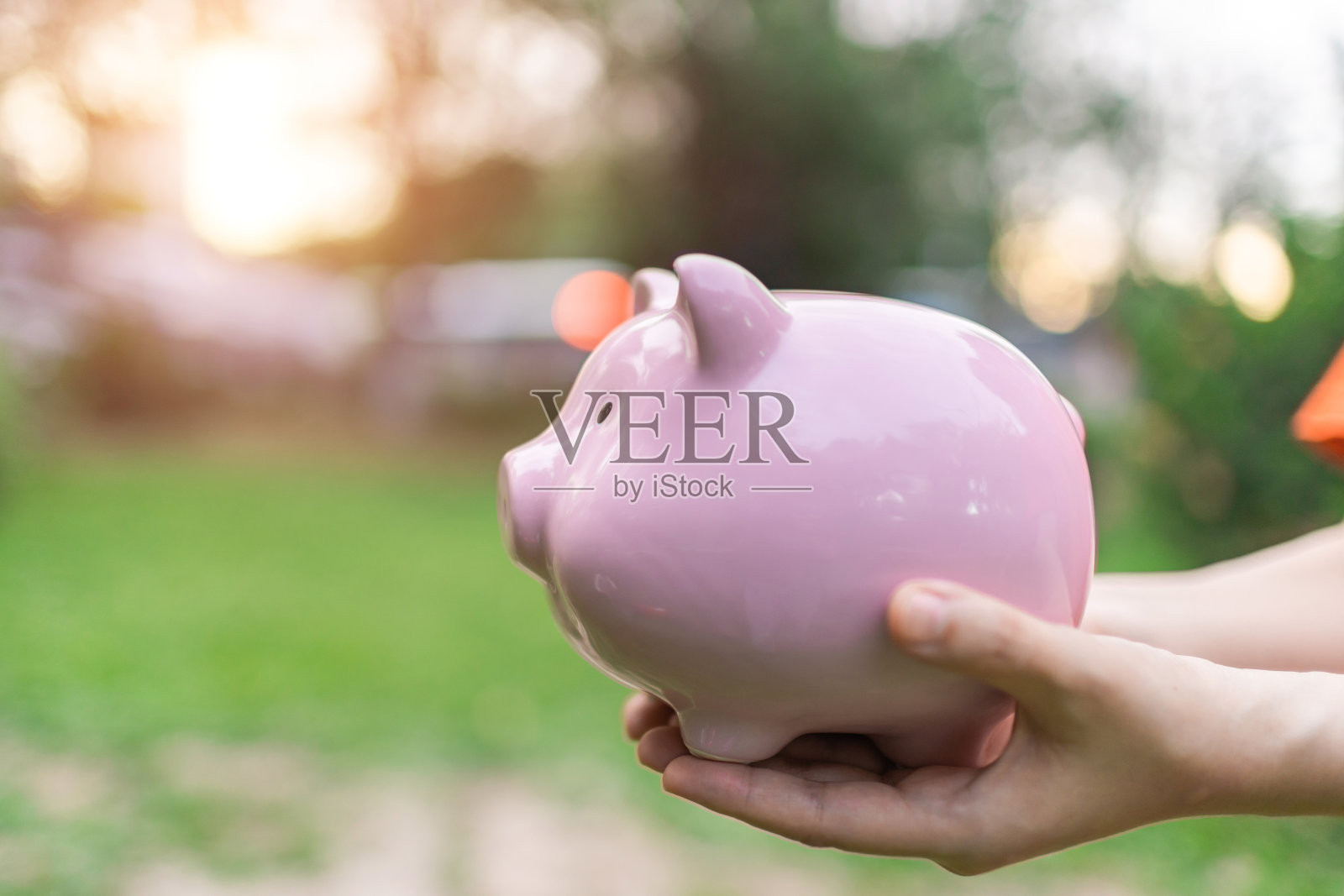 手拿小猪存钱罐照片摄影图片