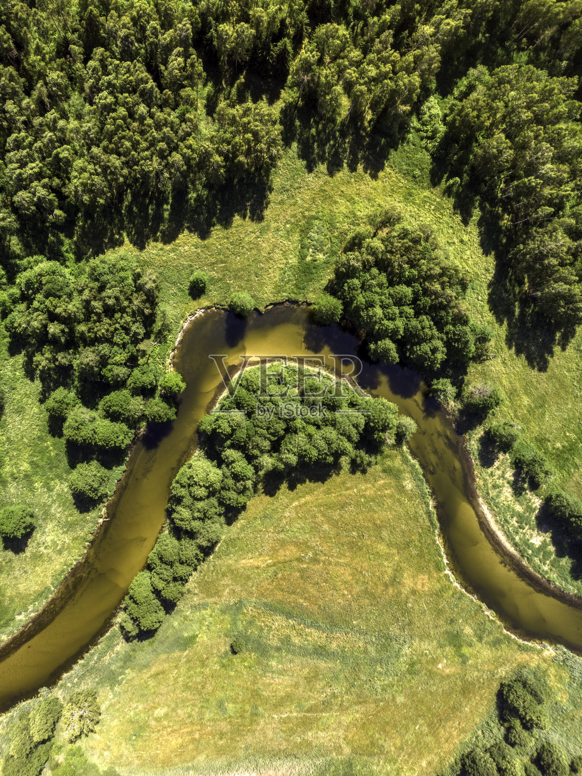 风景优美，有一条蜿蜒的小河(鸟瞰图)照片摄影图片