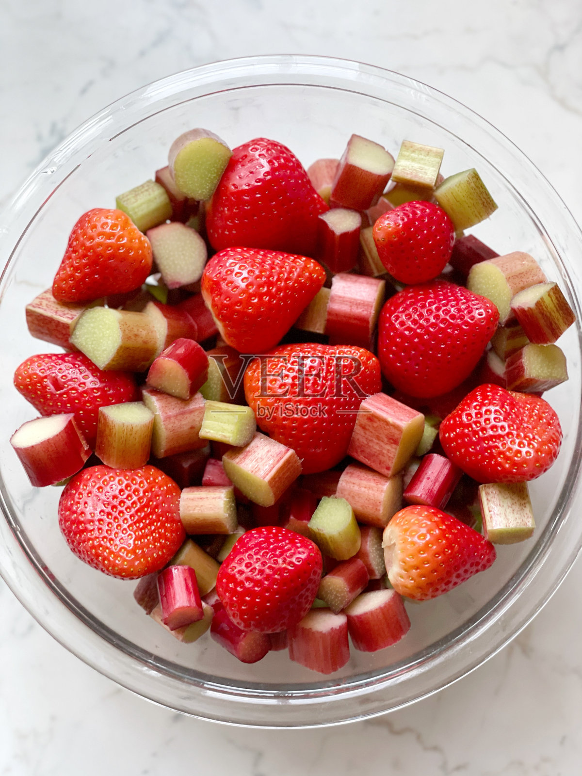 做大黄和草莓酱照片摄影图片