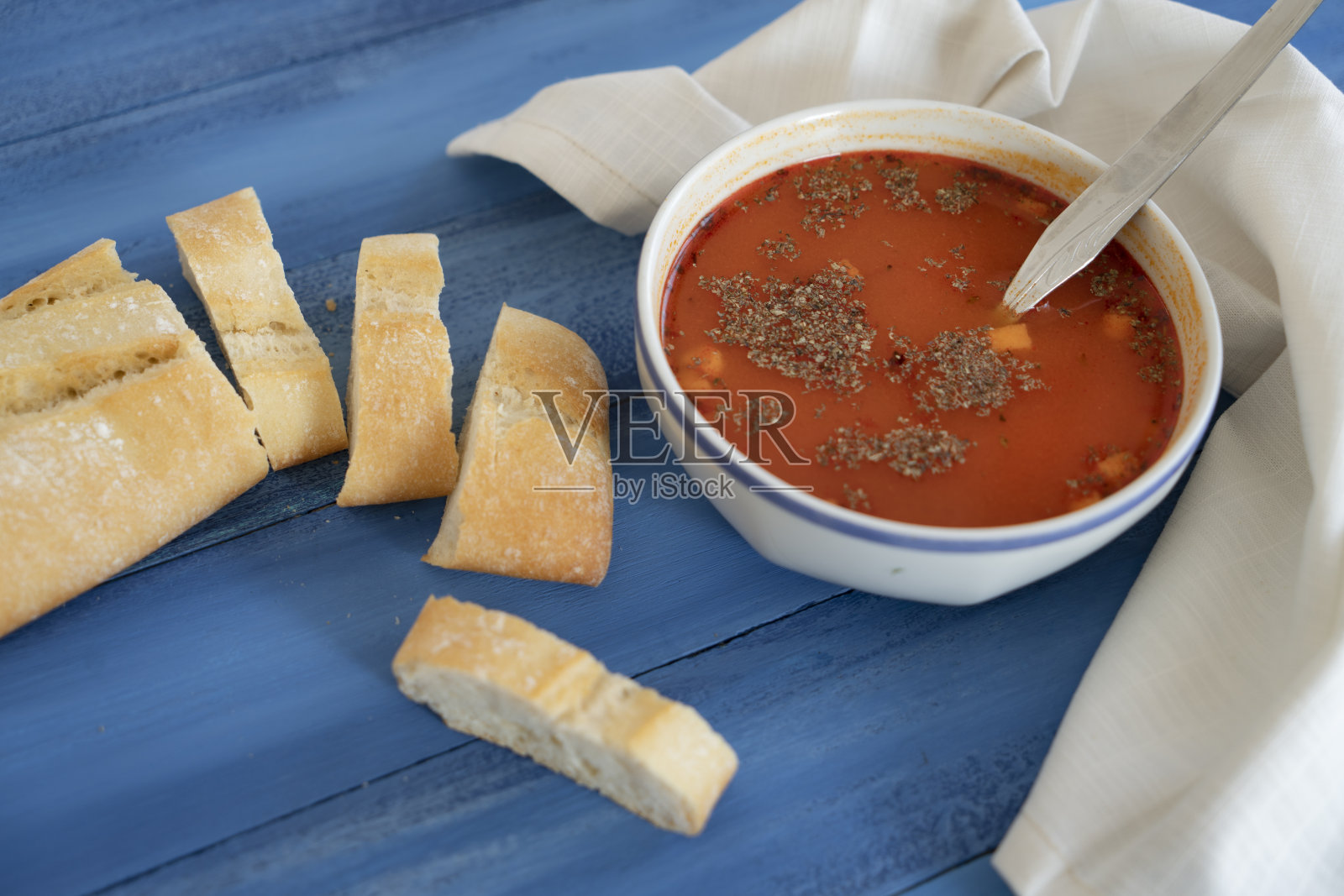 番茄汤配面包照片摄影图片