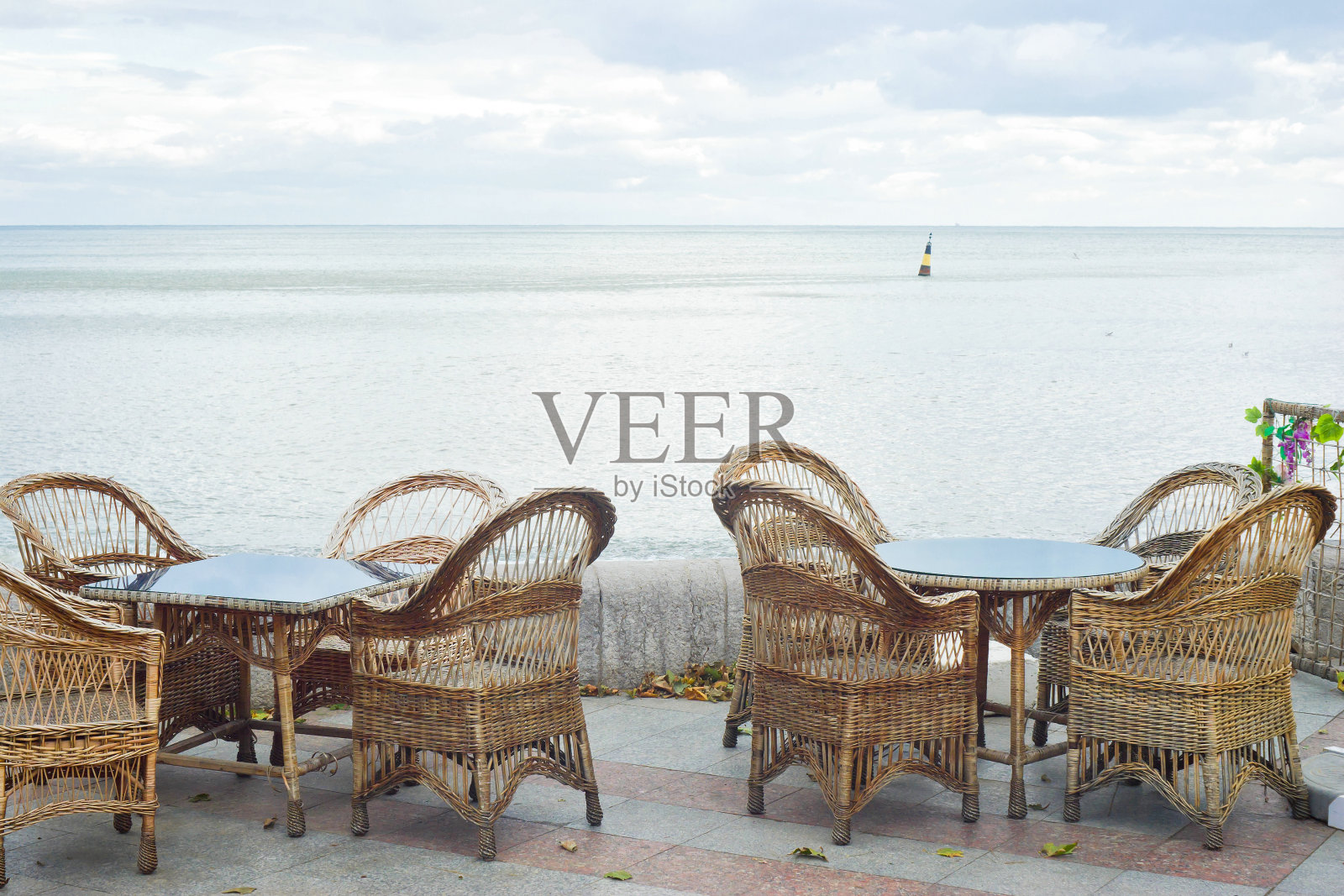 在克里米亚雅尔塔海滨的露天咖啡馆里欣赏黑海的秋夜美景照片摄影图片