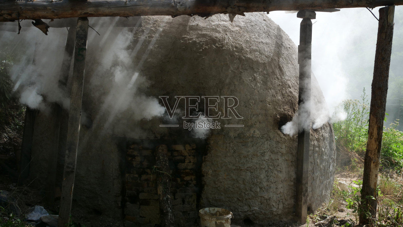 波黑木炭生产照片摄影图片
