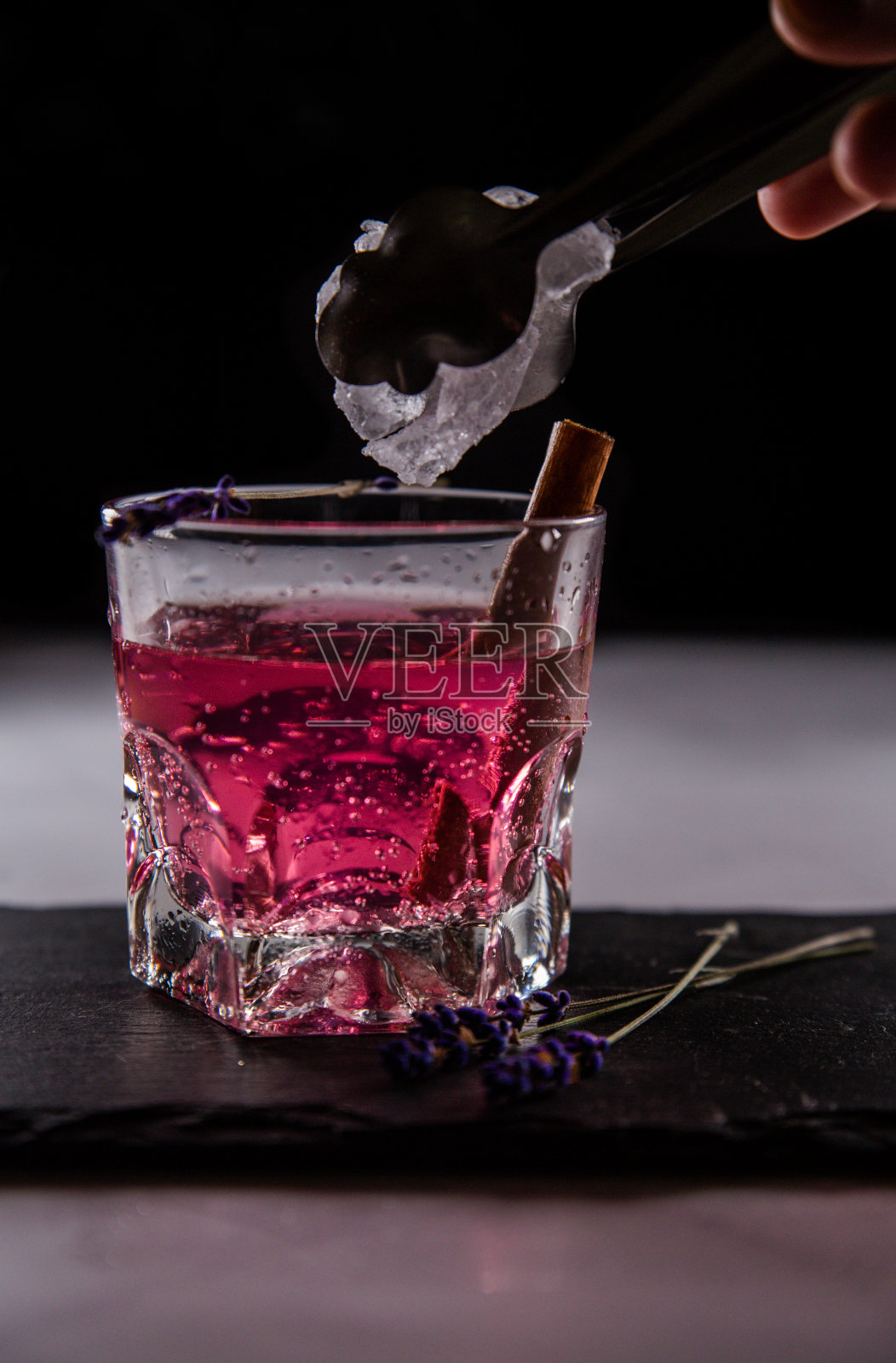 加冰在粉红色的奎宁鸡尾酒上照片摄影图片