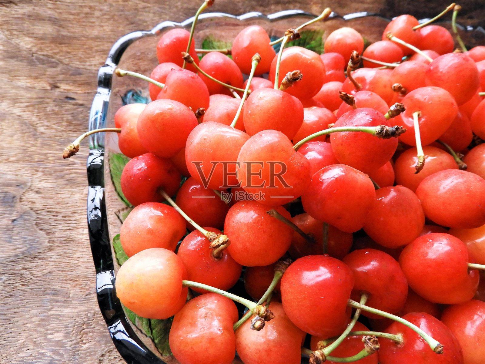 桌上篮子里西红柿的特写镜头照片摄影图片