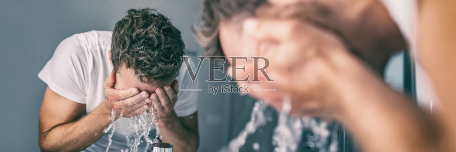 男人洗脸在浴室水槽泼水男性护肤美容早上例行全景横幅背景照片摄影图片