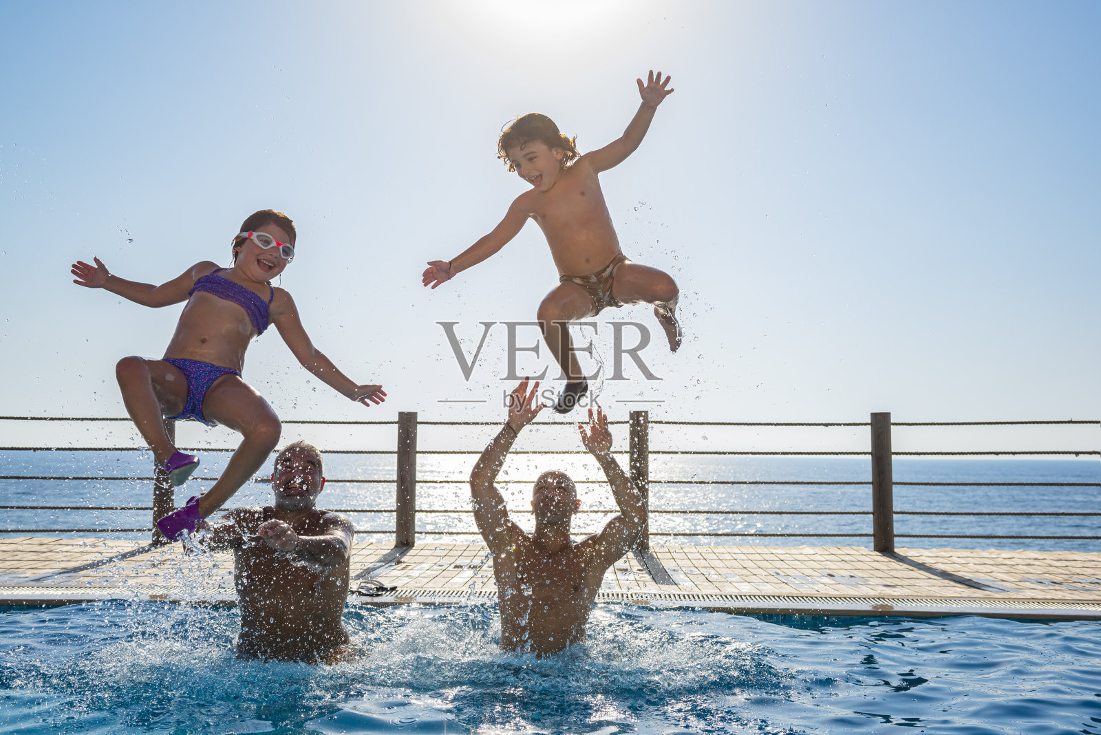 游泳池里快乐的人们照片摄影图片