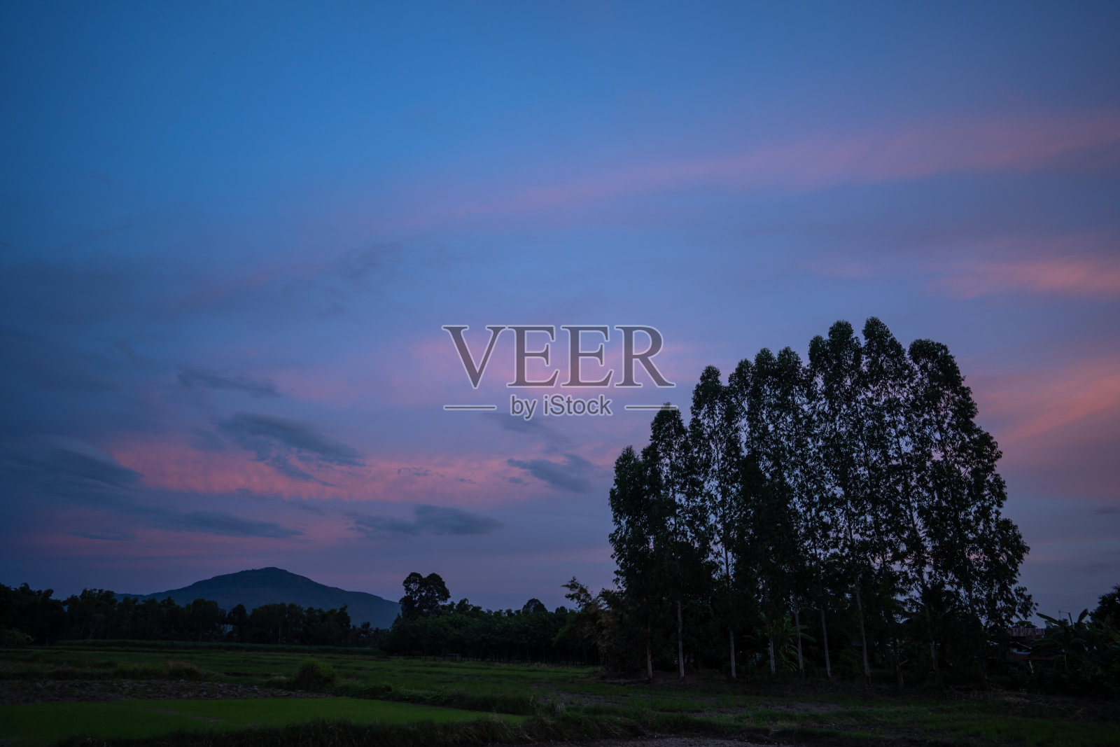 天空日落在乡村美丽的风景景色照片摄影图片