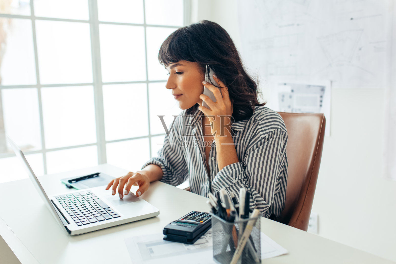 在办公室工作的女商人照片摄影图片