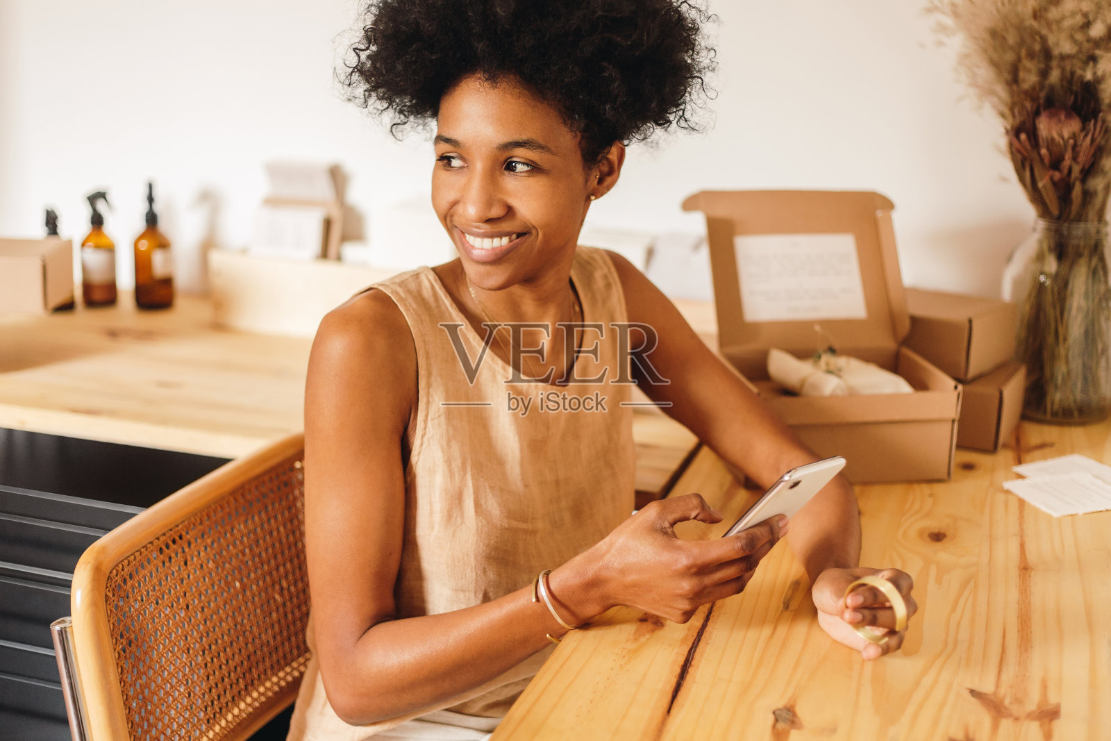 珠宝设计师在办公室为饰品拍照照片摄影图片