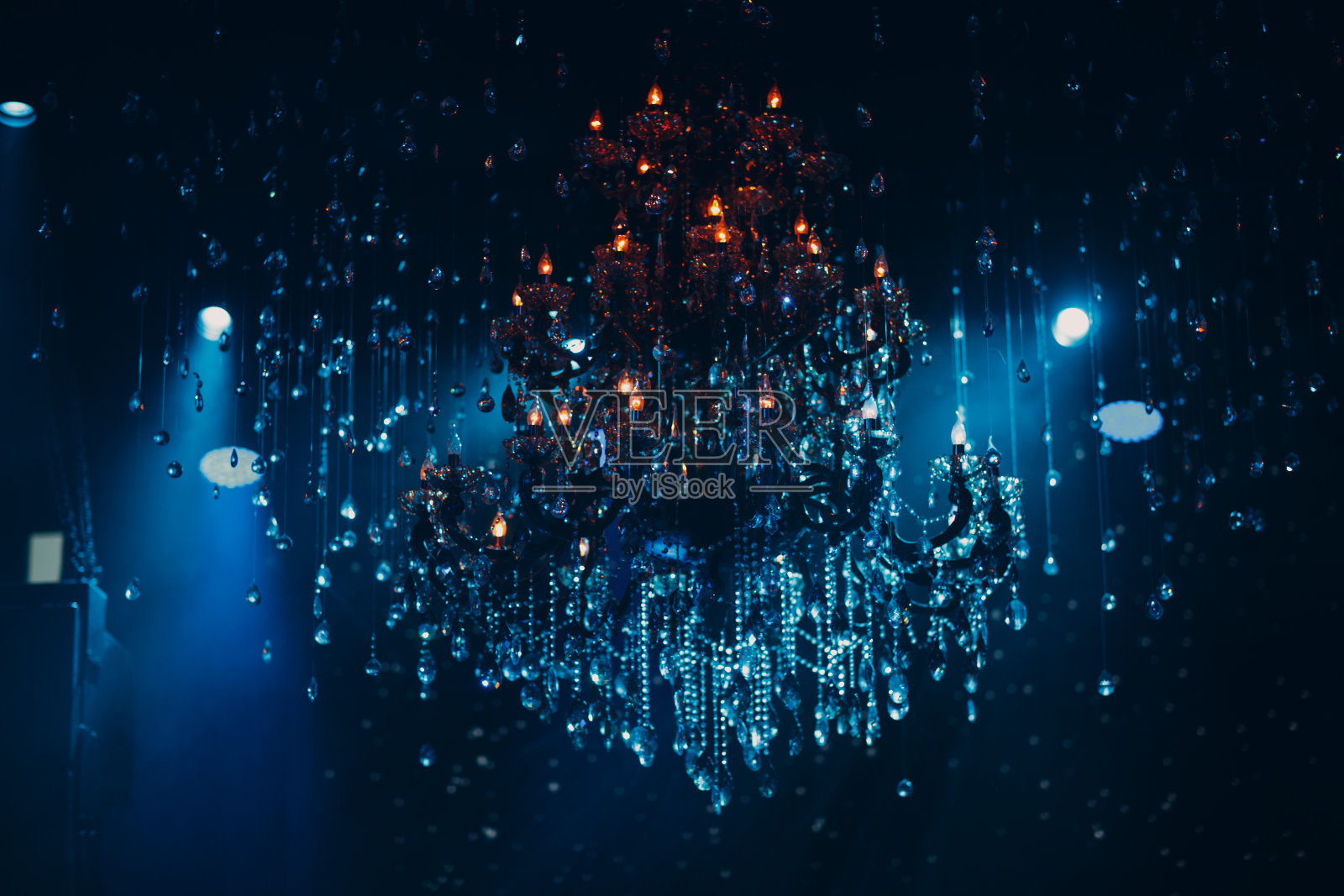 餐厅里的彩色大水晶吊灯照片摄影图片