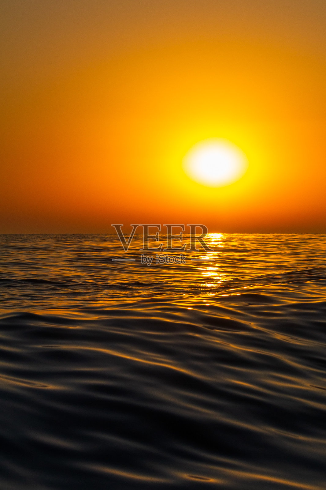 夏日日落在海浪的背景上照片摄影图片